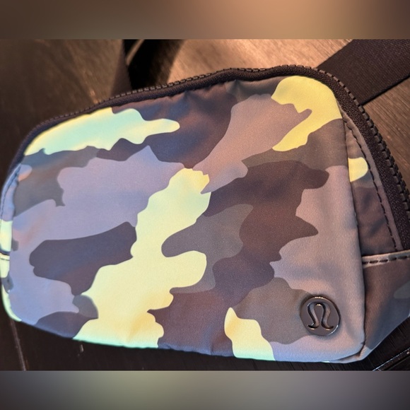 Lululemon Black & Neon Camo Everywhere Belt Bag - Picture 2 of 4